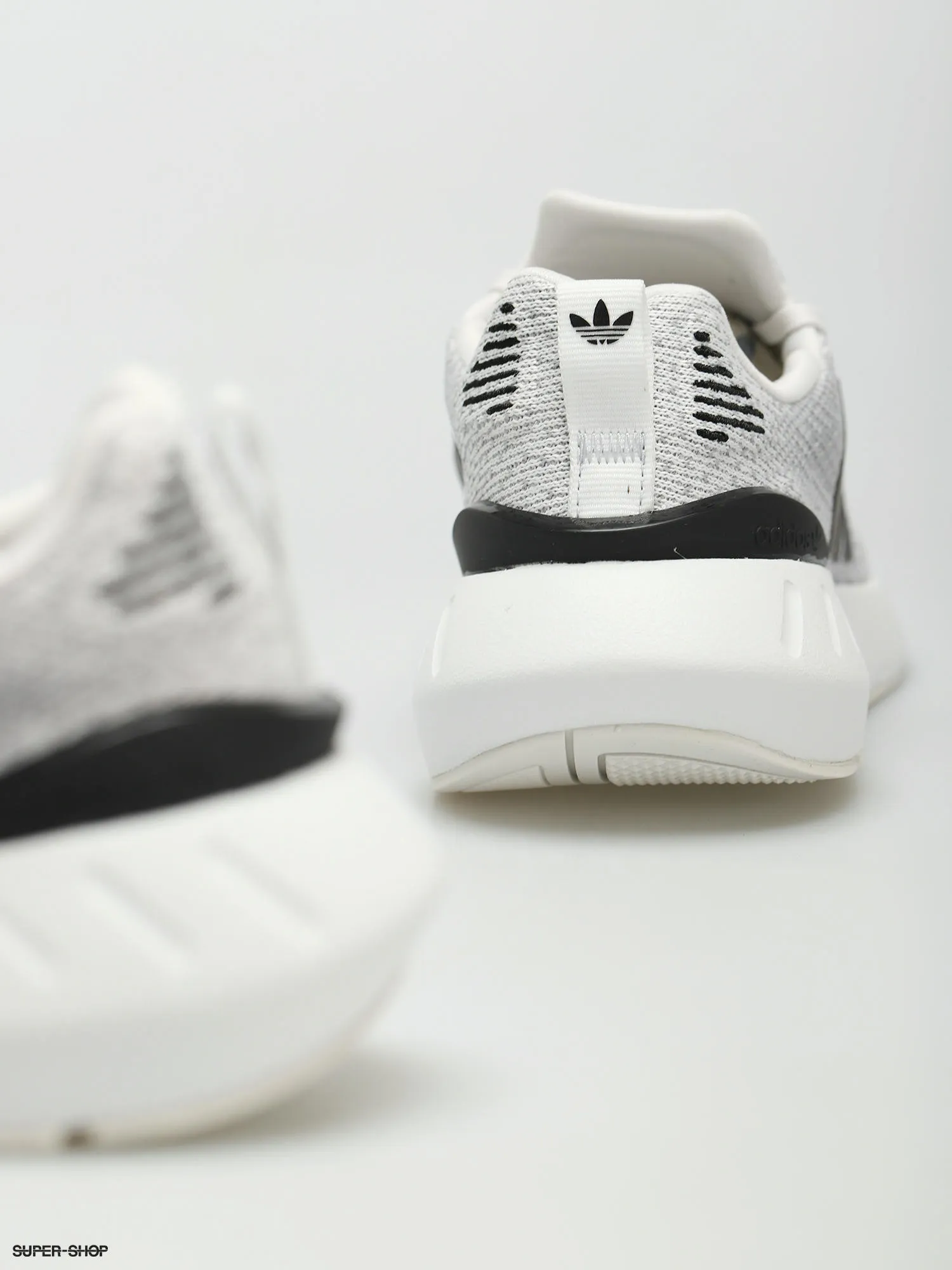 adidas Originals Swift Run 22 Shoes Wmn (crywht/cblack/gretwo)