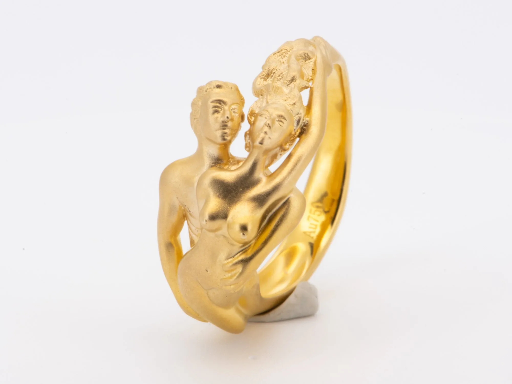 Carrera Style 18K Gold Ring Sculpted Man and Woman Intertwined 7.51g R6738