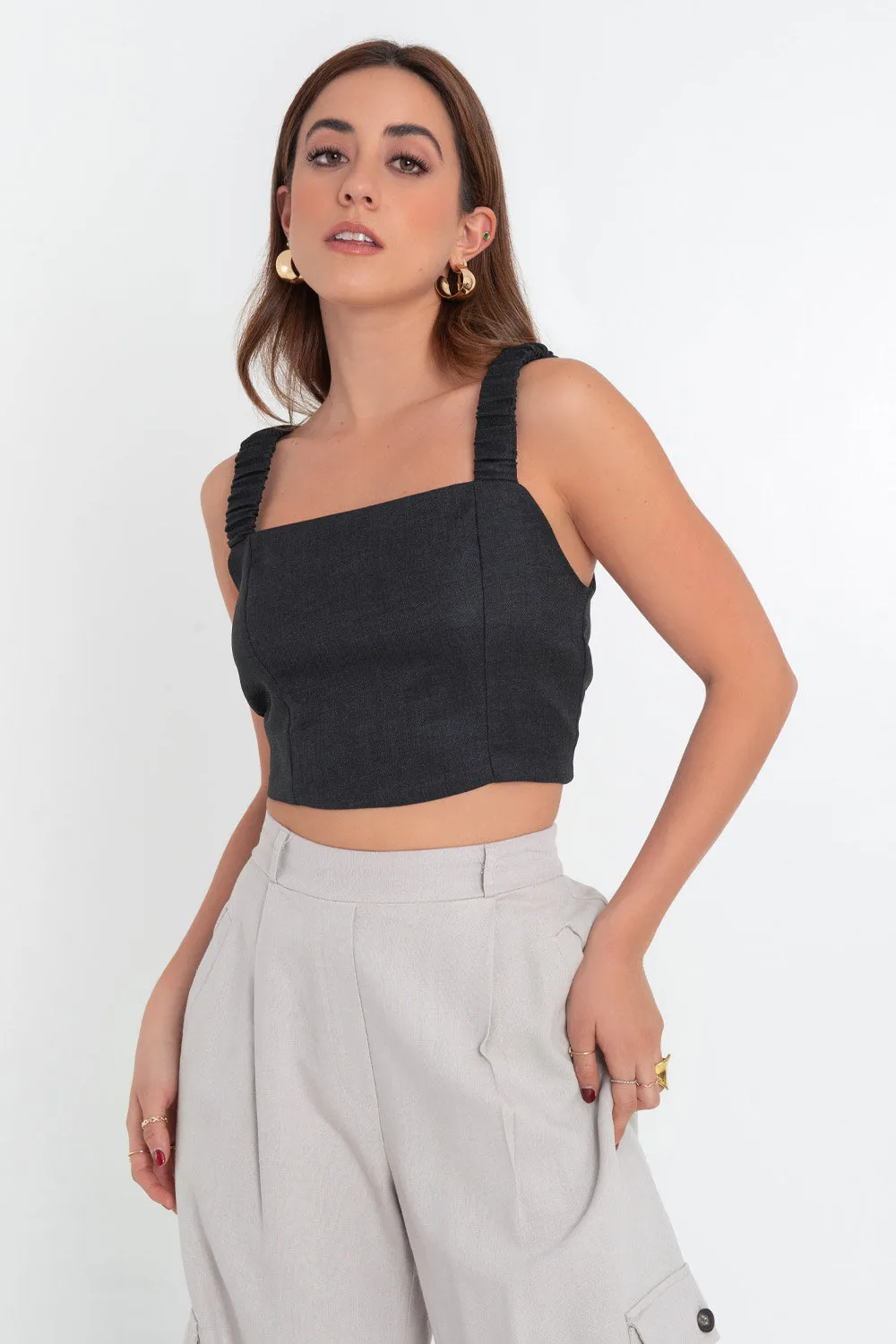 Crop top ajustado con tirantes plisados