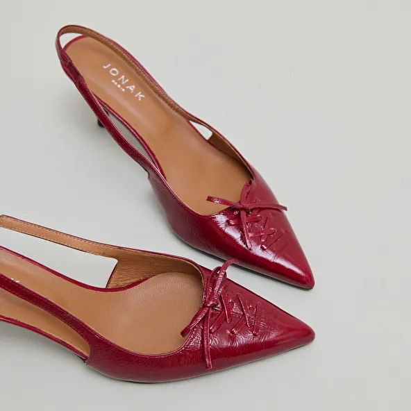 Pumps with open backs in carmine red shiny leather